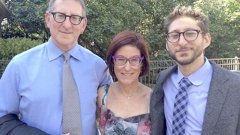 Buddy (l) und Rose Fenster und ihr Sohn Danny Fenster (Archivbild). Foto: Privat/dpa