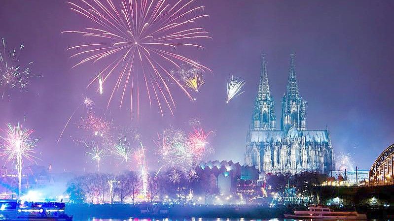 Feuerwerk in Köln. Foto: Christophe Gateau/dpa
