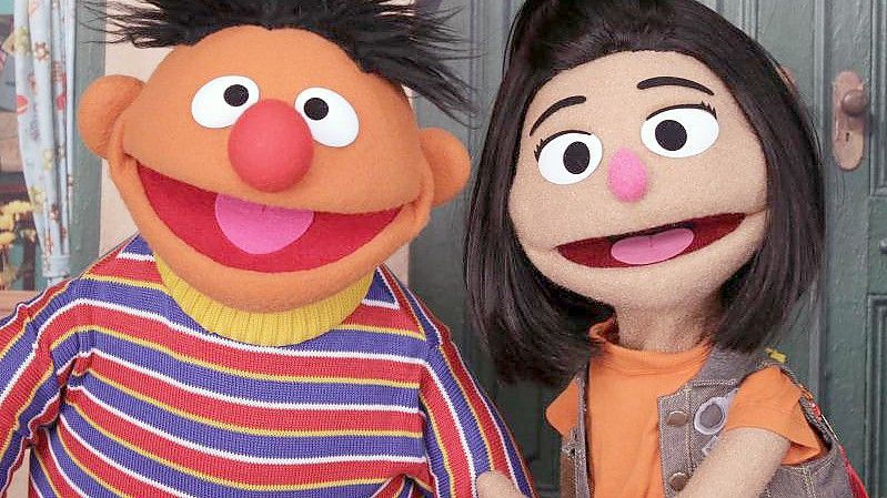 Ernie, ein Muppet aus der beliebten Kinderserie „Sesamstraße“, mit der neuen Figur Ji-Young, dem ersten asiatisch-amerikanischen Muppet. Foto: Noreen Nasir/AP/dpa