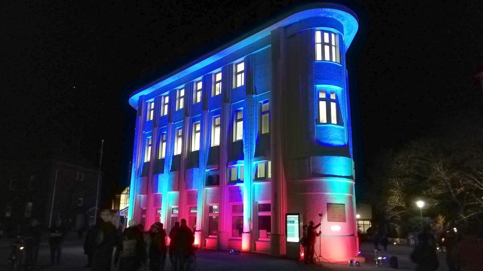 Zum Start der Lichterwoche leuchtete am Sonntagabend das Gebäude der NBG, das „Bügeleisen“, in bunten Farben. Foto: Kraft