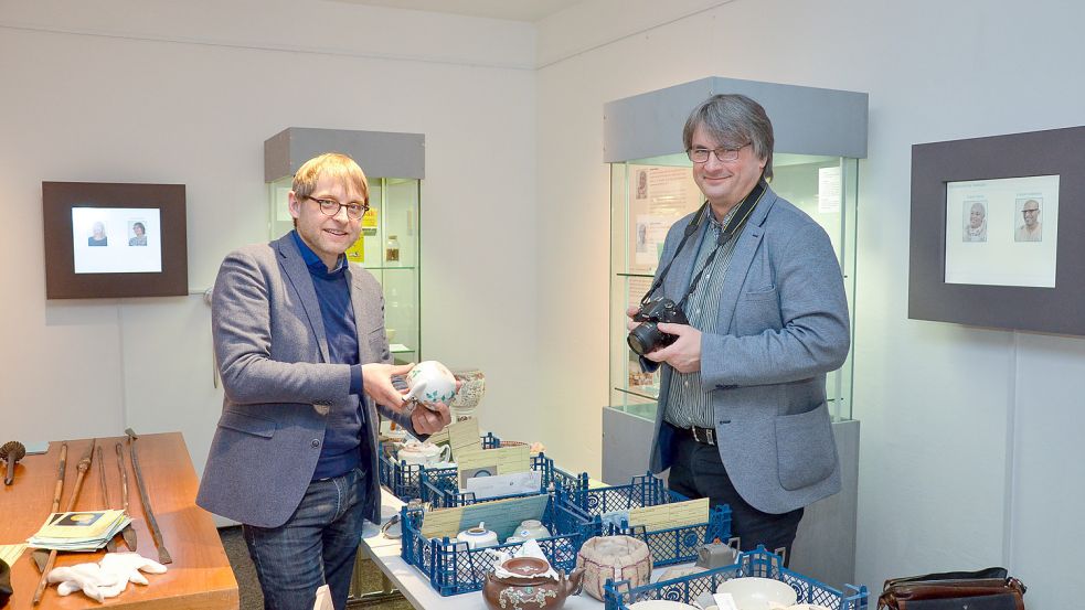 Alleine im Ostfriesischen Teemuseum wurden etwa 100 Objekte untersucht. Das Foto zeigt Dr. Hajo Frölich (links) und Frank Drauschke. Foto: Archiv