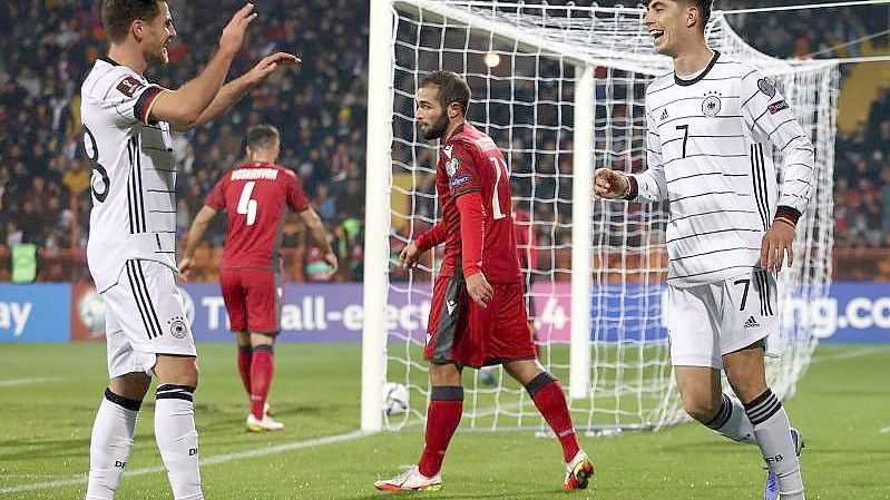 Jonas Hofmann (l) feiert das 1:0 gegen Armenien mit Torschütze Kai Havertz (r). Foto: Christian Charisius/dpa