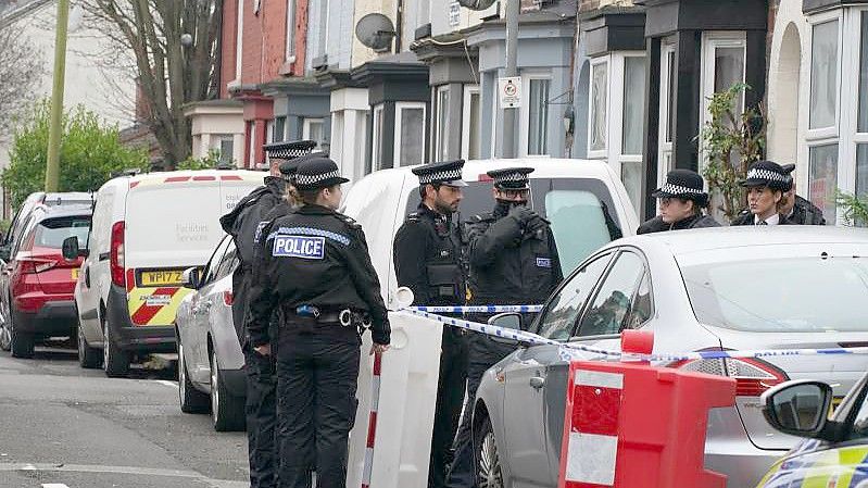 Polizisten in Liverpool: Mehrere Männer wurden nach der Explosion des Sprengsatzes festgenommen. Foto: Peter Byrne/PA/dpa