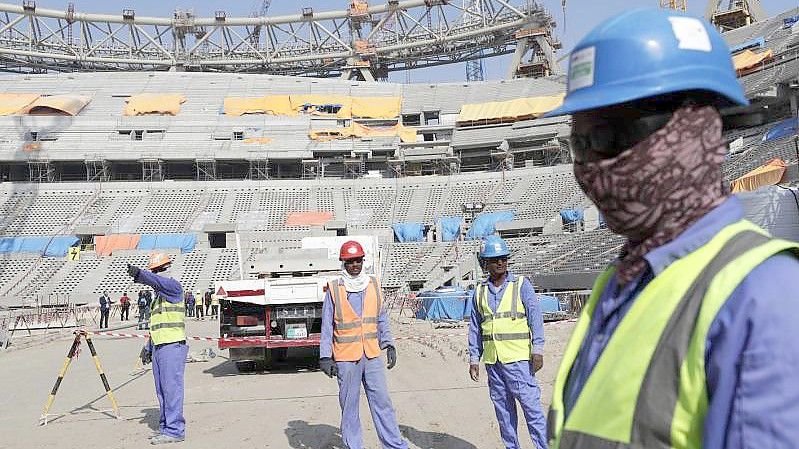 Ein Jahr vor Beginn der Fußball-WM in Katar sieht Amnesty International noch immer weit verbreitete Verstöße gegen die Rechte von Arbeitsmigranten. Foto: Hassan Ammar/AP/dpa