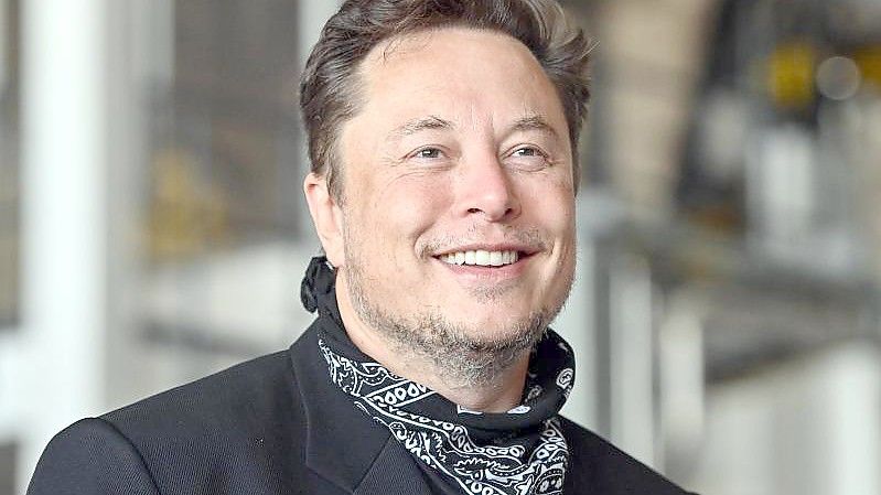 Gilt zumindest auf dem Papier als der mit Abstand reichste Mensch der Welt: Elon Musk. Foto: Patrick Pleul/dpa