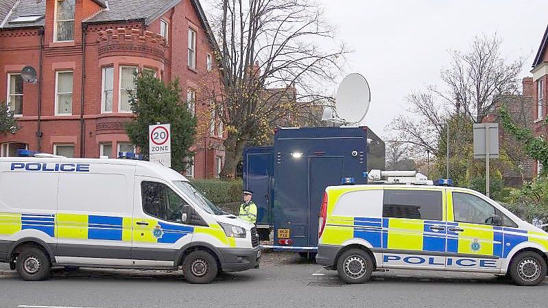 Die Polizei geht davon aus, dass der Taxi-Fahrgast den Sprengsatz selbst bei sich trug. Foto: Peter Byrne/PA/dpa