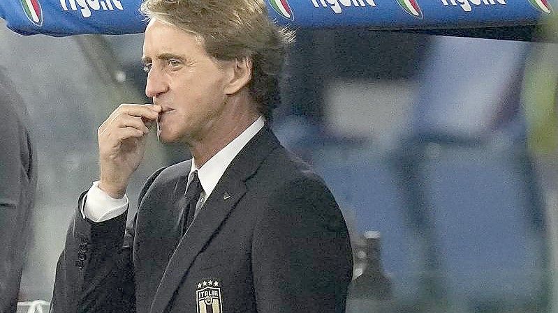 Italiens Trainer Roberto Mancini forderte sein Team auf, vor der Playoff-Phase nicht die Nerven zu verlieren. Foto: Gregorio Borgia/AP/dpa