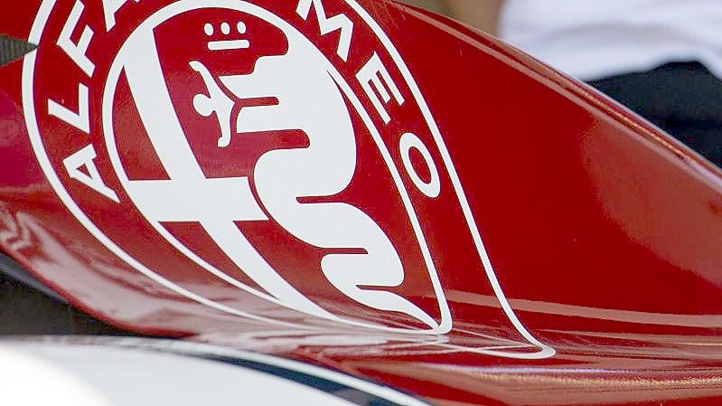 Alfa Romeo hat als erster Rennstall der Formel 1 einen Chinesen als Stammfahrer verpflichtet. Foto: Sebastian Gollnow/dpa