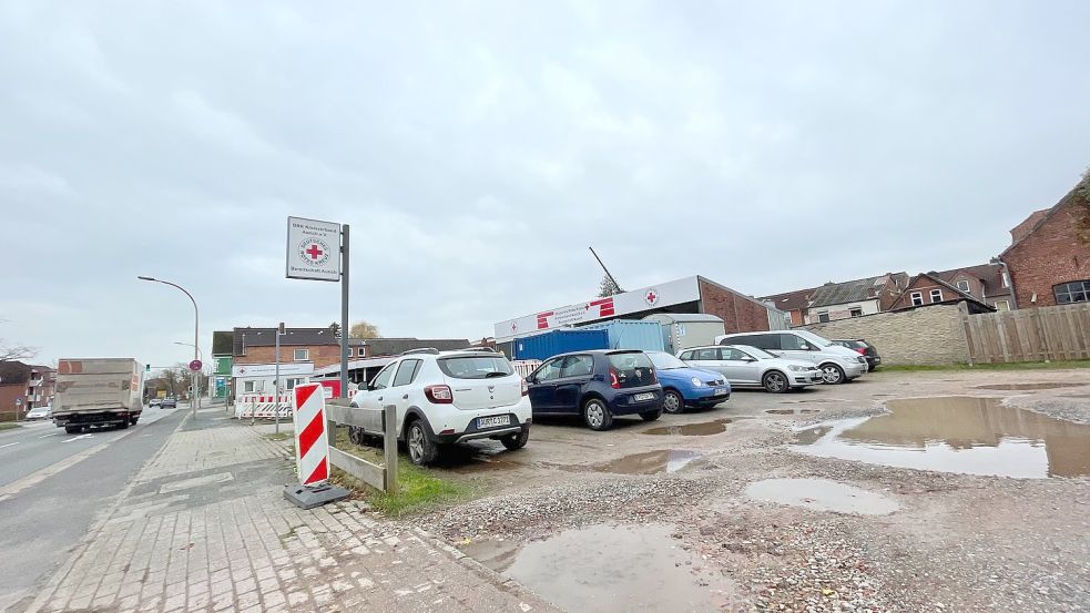 Tiefe Pfützen, sonst nichts. An der Großen Mühlenwallstraße rücken noch keine Bauarbeiter an. Foto: Boschbach