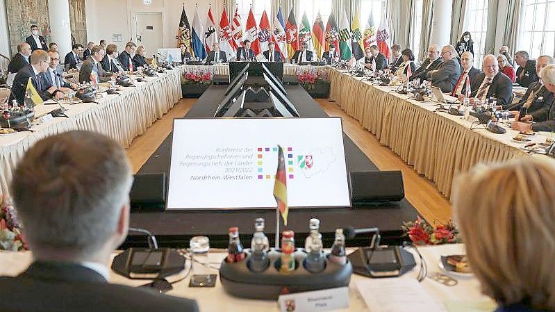 Die Ministerpräsidenten der Bundesländer sitzen am Konferenztisch zusammen. Zu den Hauptthemen der MPK zählt der Umgang mit der Pandemie. Foto: Oliver Berg/dpa-Pool/dpa