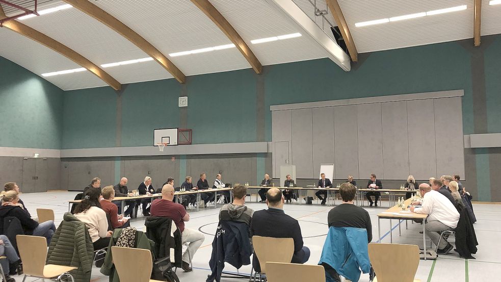 In der Sporthalle der Borkumer Inselschule konstituierte sich der neue Borkumer Stadtrat. Foto: Kraft