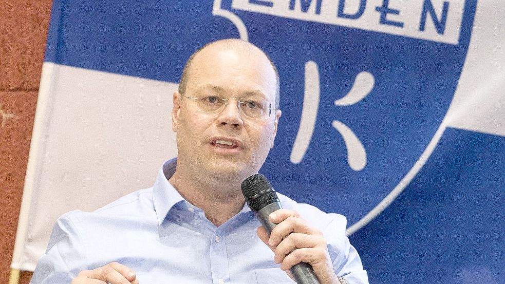 Der Vorsitzende und Allgemeinmediziner Dr. Jörg Winter impft alle Spieler von Kickers Emden persönlich. Fotos: Doden