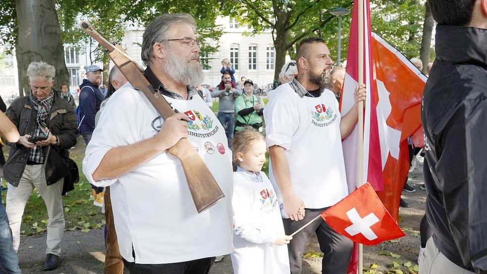 „Freiheitstrychler“ nennt sich ein Teil der Demonstranten gegen die Corona-Maßnahmen in der Schweiz. Foto: imago images/Manuel Geisser