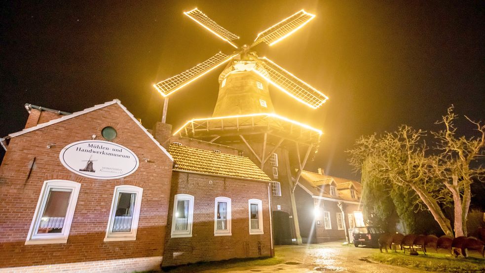 Erst kürzlich wurde die Pewsumer Mühle weihnachtlich beleuchtet. Foto: Wagenaar/Archiv