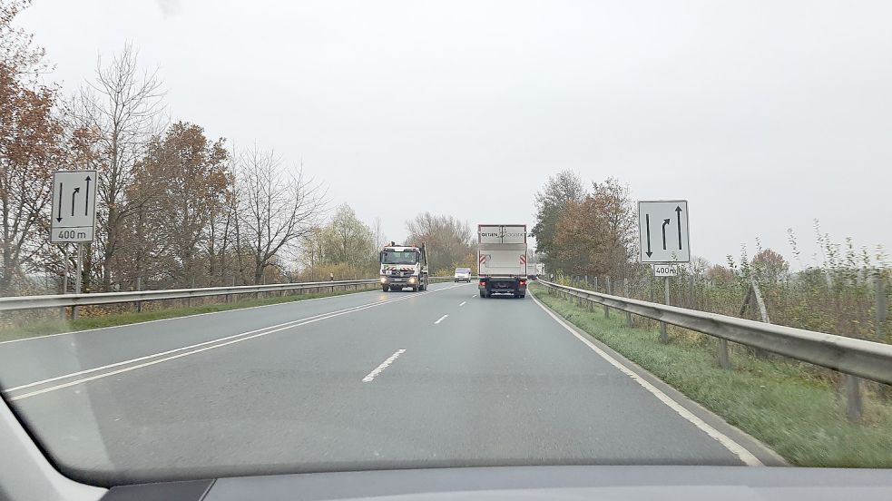 Die Beschilderung der B210 kündigt es an: In 400 Metern endet die zweite Spur. Aus Sicht von Verkehrsexperten bietet dies ausreichend Raum, um das Überholen zu beenden. Foto: Ullrich