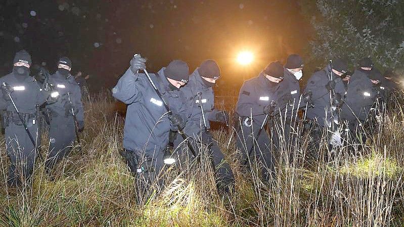 Polizisten durchsuchen den Tatort unweit des des Memminger Flughafens. Foto: Karl-Josef Hildenbrand/dpa