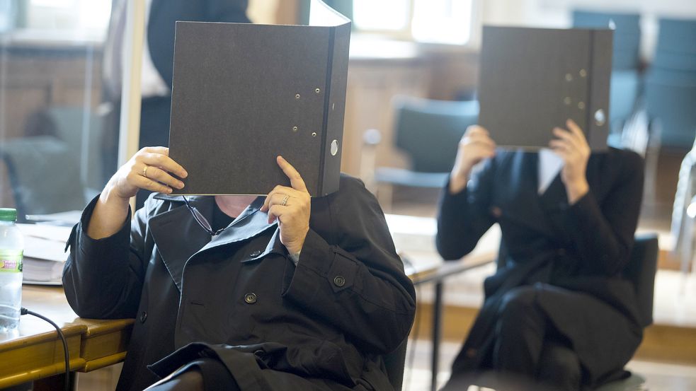 Bislang schwiegen Mutter (im Vordergrund) und Tochter Holt vor dem Landgericht Osnabrück. Das Foto zeigt sie zum Prozessauftakt hinter Aktenordnern. Foto: Swaantje Hehmann