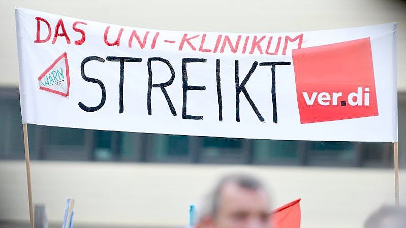 Die Gewerkschaften fordern eine Einkommenserhöhung um fünf Prozent, mindestens aber 150 Euro bei einer Laufzeit von zwölf Monaten. Foto: Uwe Anspach/dpa/Archiv