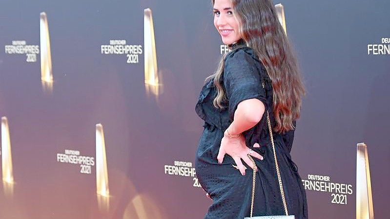 Sarah Engels mit Babybauch bei der Verleihung des Deutschen Fernsehpreises. Foto: Henning Kaiser/dpa