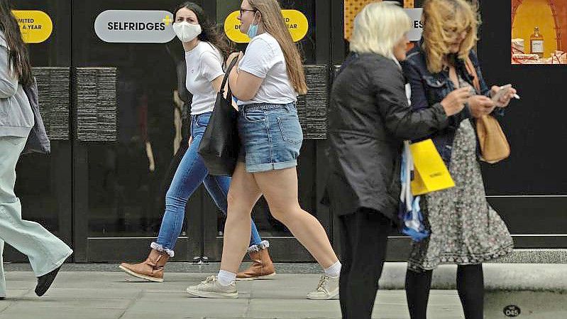 Die Lebenshaltungskosten in Großbritannien steigen. Ob das weniger Konsumenten auf die bekannte Einkaufsstraße "Oxford Street" in London lockt, bleibt zu bezweifeln. Foto: Alastair Grant/AP/dpa