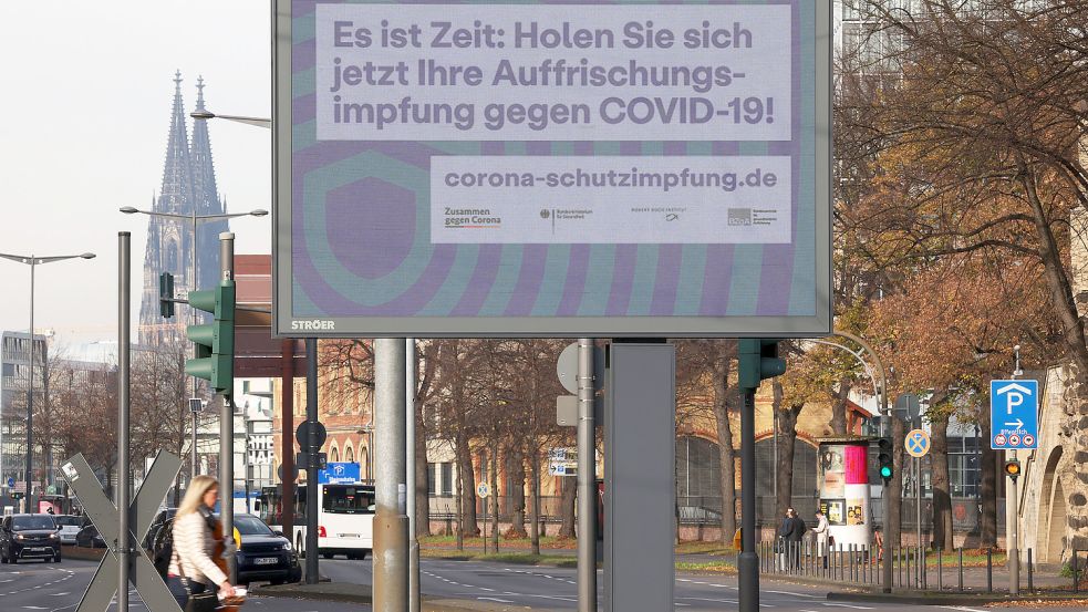 Booster-Werbung in Köln: Wenn's denn so einfach wäre. Foto: dpa/Oliver Berg