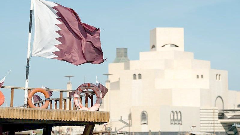 Katar springt mit dem Rennen auf dem Losail International Circuit für Australien ein: Ansicht von der Hauptstadt Doha mit Landesflagge. Foto: picture alliance / dpa