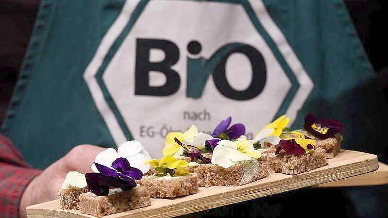 Es muss nicht immer Wurst sein: Brot mit Blüten. Foto: Rainer Jensen/dpa