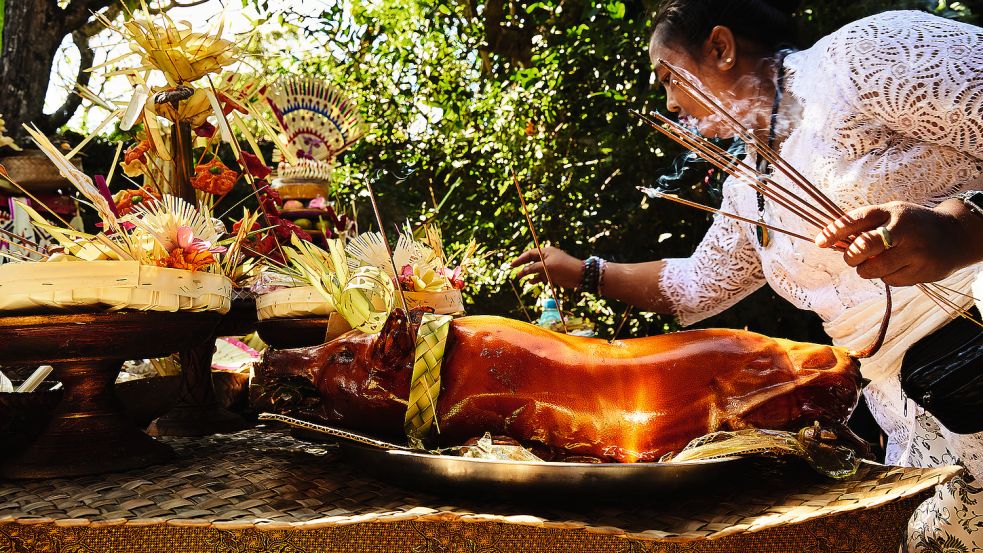 Speziell gewürztes Spanferkel gehört zu den ganz besonders hoch geschätzten Festessen bei Zeremonien auf Bali. Für ihre Fotos wurde Vivi D‘Angelo 2019 auf dem Food Photo Festival in Dänemark ausgezeichnet. Foto: Vivi D‘Angelo/Südwest-Verlag