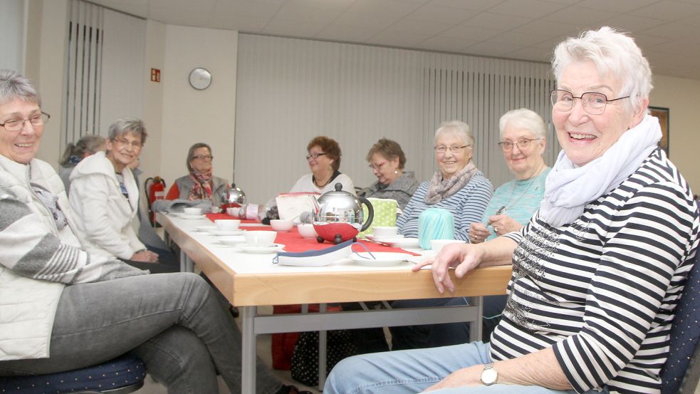 Frauke Buhl (rechts) ist Vorsitzende des Bürgervereins Harsweg. Auf dem Bild links von ihr sitzt Adelheid Großmann, die sich dienstags mit ihrer Handarbeitsgruppe trifft. Foto: Päschel