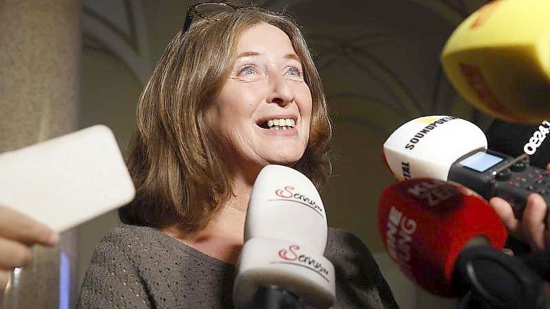 Spitzenkandidatin Elke Kahr (KPÖ) spricht mit Journalisten. Zwei Monate nach ihrem Sensationssieg mit knapp 29 Prozent bei der Kommunalwahl soll die 60-Jährige nun zur ersten kommunistischen Bürgermeisterin einer österreichischen Großstadt gewählt werden. Foto: Erwin Scheriau/APA/dpa