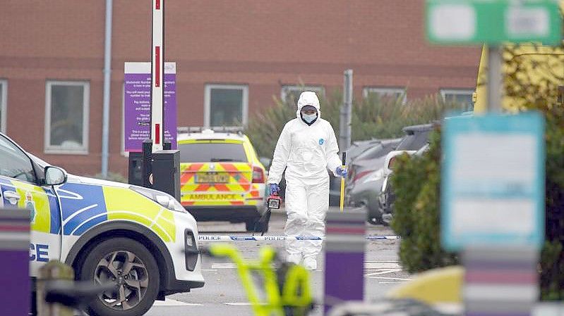 Gerichtsmediziner im Einsatz am Tatort. Foto: Peter Byrne/PA/dpa