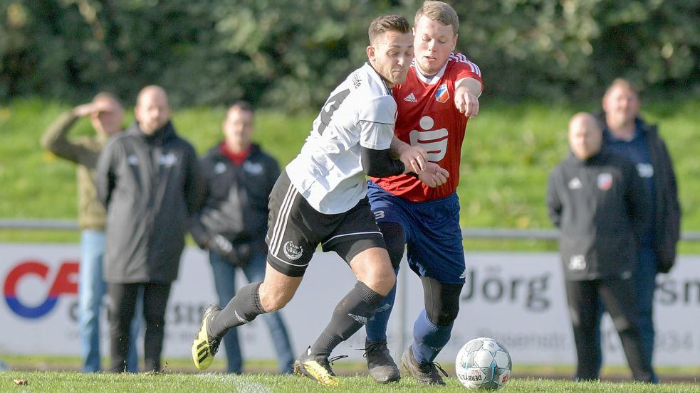 Witterungsbedingt fiel das Spiel des TuS Großheide (weißes Trikot) gegen Süderneuland aus. Nun wandern die Punkte kampflos zum SSV. Foto: Archiv