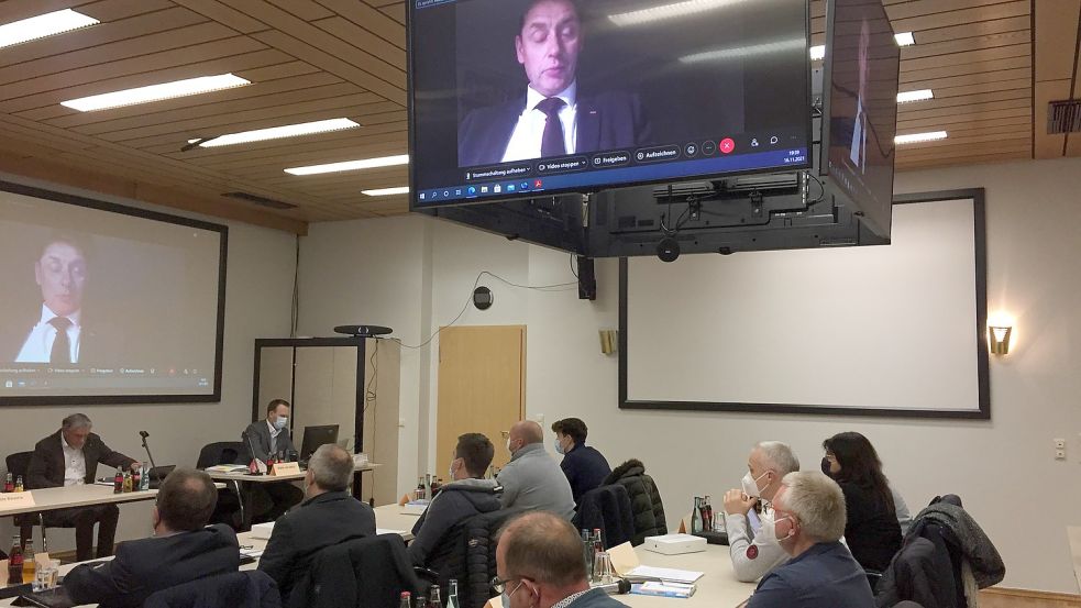 Weil Bürgermeister Heinz Trauernicht an Corona erkrankt ist, wurde er per Videokonferenz von zu Hause zur Gemeinderatssitzung zugeschaltet. Foto: Schneider-Berents