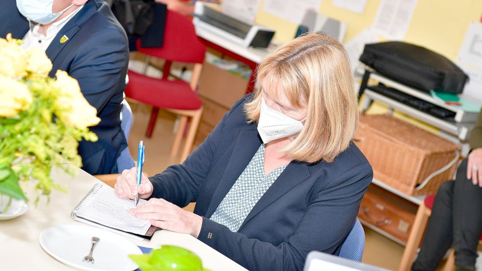 Machte sich beim Besuch in Jennelt fleißig Notizen: Bürgermeisterin Hilke Looden (parteilos).
