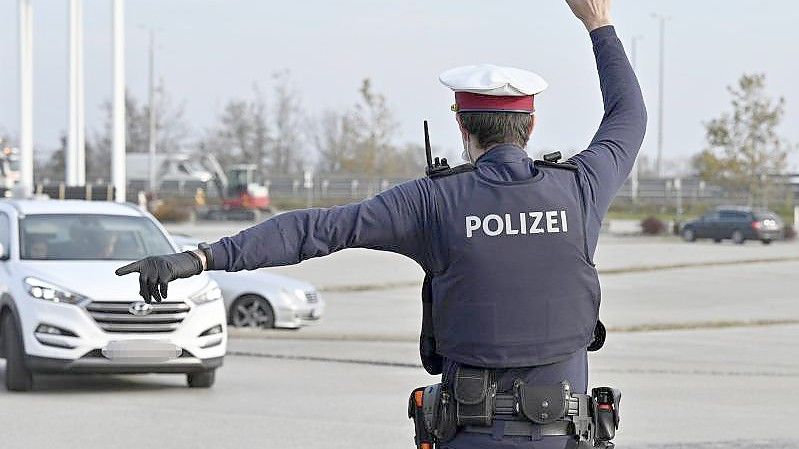 Ein Polizist in Niederösterreich ist bei einer Verkehrskontrolle im Einsatz. Kurz nach Einführung immer schärferer Corona-Maßnahmen für Ungeimpfte in Österreich fordern viele Ärzte weitere Einschränkungen für die Gesamtbevölkerung. Foto: Hans Punz/APA/dpa