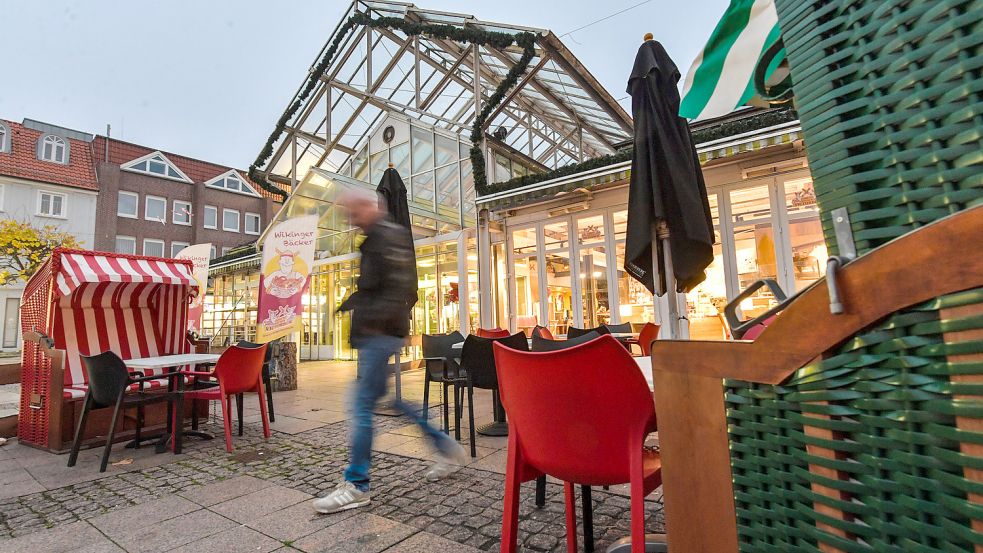 In der Dämmerung wirkt die Markthalle fast einladend. Foto: Ortgies