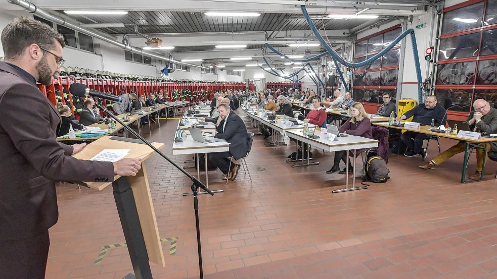 Bürgermeister Sven Lübbers (links) in seiner Antrittsrede im Feuerwehrhaus vor dem neuen Stadtrat. Foto: Ortgies