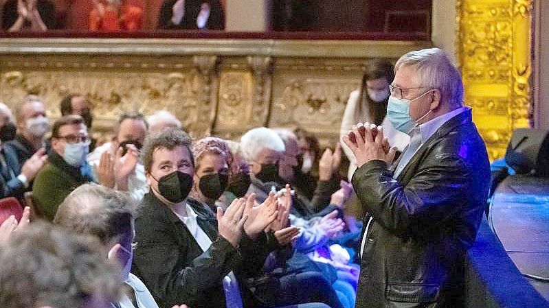 Wolf Biermann wird beim Festabend für den Liedermacher und Dichter anlässlich seines 85. Geburtstags im Berliner Ensemble mit Applaus begrüßt. Foto: Bernd von Jutrczenka/dpa
