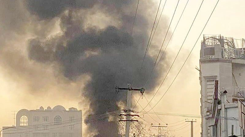 Rauch steigt nach einer Bombenexplosion vergangene Woche in Kabul in den Himmel auf. Rettungskräfte berichteten, dass eine Bombe in einem Kleinbus explodiert sei. Foto: -/AP/dpa