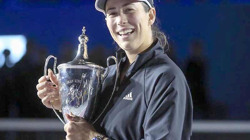 Garbiñe Muguruza hält die Trophäe während der Siegerehrung. Foto: Refugio Ruiz/AP/dpa