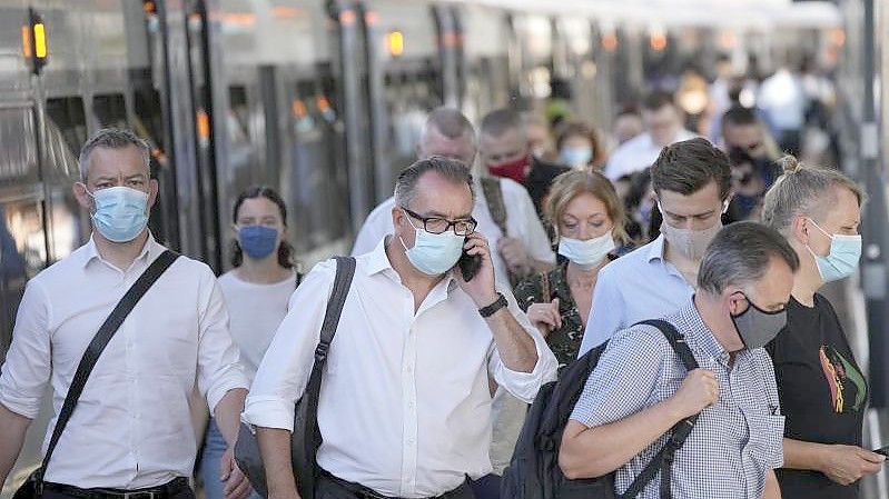 Pendler während der morgendlichen Rushhour am Bahnhof London Bridge. Foto: Matt Dunham/AP/dpa