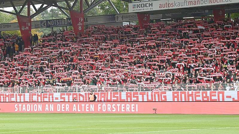 Das Berliner Derby zwischen Union und Hertha BSC kann vor ausverkauftem Haus stattfinden. Foto: Matthias Koch/dpa