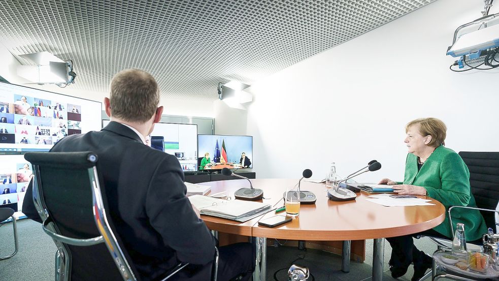Bundeskanzlerin Angela Merkel (CDU) berät immer wieder während der Pandemie per einer Videokonferenz mit den Länderchefs neue Corona-Maßnahmen, hier im März 2021. Foto: Bundesregierung/Jesco Denzel