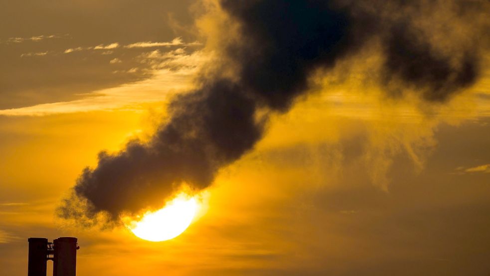 Qualmende Schornsteine eines Blockheizkraftwerks: Die EU hat sich ehrgeizige Ziele gesetzt, um den C02-Ausstoß zu senken und unterstützt die Industrie bei der Dekarbonisierung mit Milliarden aus dem Innovationsfonds. Foto: Patrick Pleul/dpa