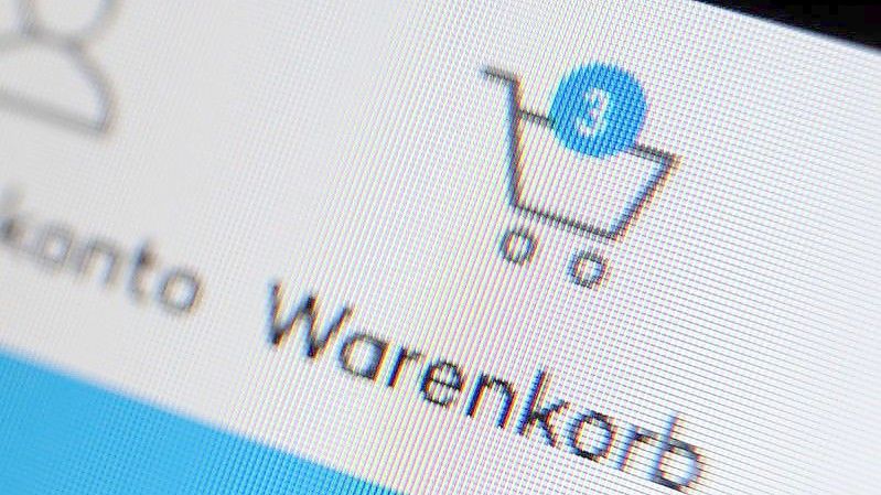 Das Symbol eines Warenkorbes, beziehungsweise eines Einkaufswagen fotografiert von der Webseite eines Internethändlers. Foto: picture alliance / Karl-Josef Hildenbrand/dpa