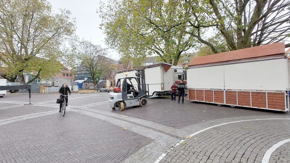 Die ersten Buden stehen schon. Am 22. November soll der Engelke-Markt in Emden öffnen. Fotos: Hanssen