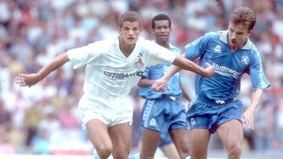 Maurice Banach (links) beim Spiel seines 1. FC Köln gegen die Stuttgarter Kickers mit Jochen Novodomsky (rechts) am 10. August 1991, drei Monate vor seinem Tod. Foto: imago/Horstmüller GmbH
