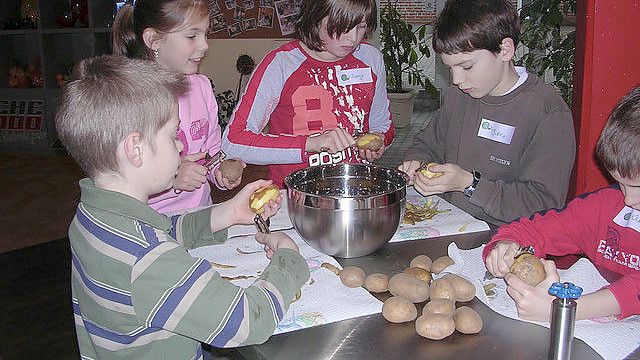 Gemeinsam zu kochen macht Spaß. Das lernen die Schneckenkinder bei ihren Kursen. Foto: privat