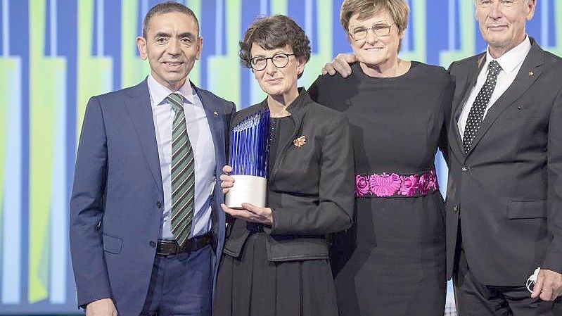 Ugur Sahin (l-r), seine Frau Özlem Türeci, Gründer des Mainzer Corona-Impfstoff-Entwicklers Biontech, Katalin Kariko, Senior Vizepräsidentin von Biontech, und Christoph Huber, Gründer von Biontech. Foto: Christophe Gateau/dpa