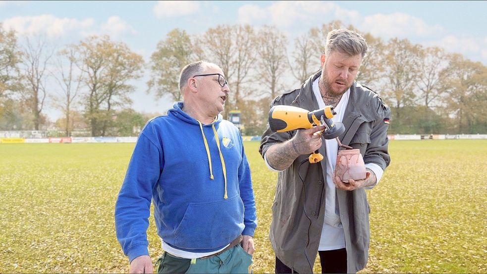 Platzwart Udo Tesch (links) und Wilke Zierden sind für viele Späße zu haben und haben eine große Fangemeinde im Internet. Foto: Privat